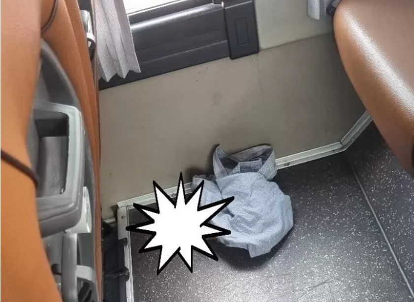 公車司機發現車上有乘客留下的屎。（圖／翻攝自論壇보배드림）