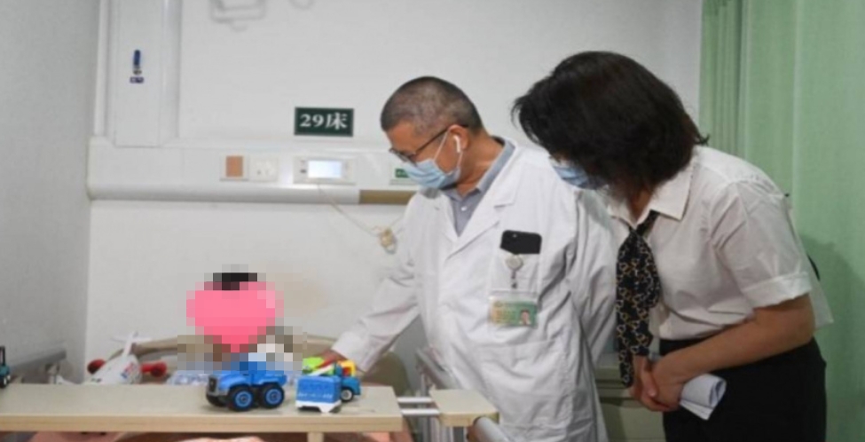 一名寶寶出生沒有生殖器遭遺棄。(圖/翻攝自「南方都市報」微博」)
