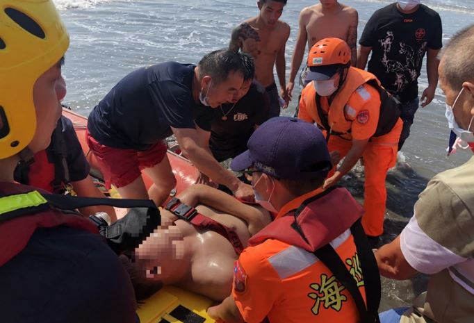 安平漁光島今日下午有3名遊客被海浪捲走，其中1人漂了500公尺後OHCA。（圖／警方提供）