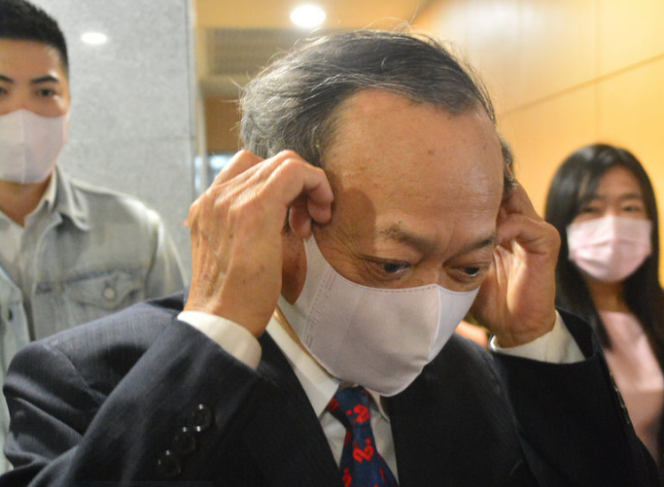 前衛生署長葉金川今日在發表醫療奉獻獎獲獎感言時表示,想把獎分給公衛專家羅一鈞、莊人祥,但他也說「但如果外面有小三的不能給」。 (圖/中央社記者黃旭昇新北攝)