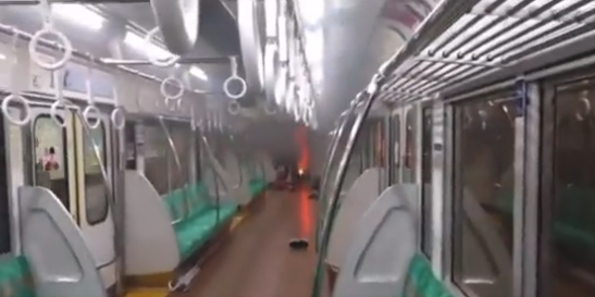 東京電車內驚傳有男子隨機砍人還縱火。（圖／翻攝自Twitter）