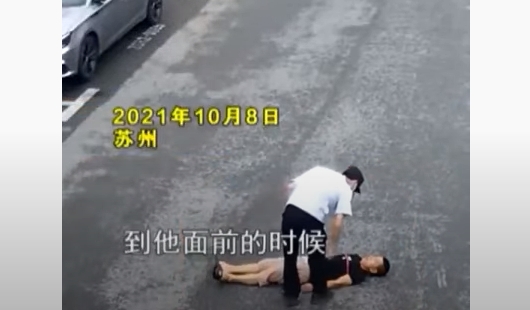 江蘇爸因女兒算不出數學崩潰躺地耍賴。(圖/翻攝自抖音)
