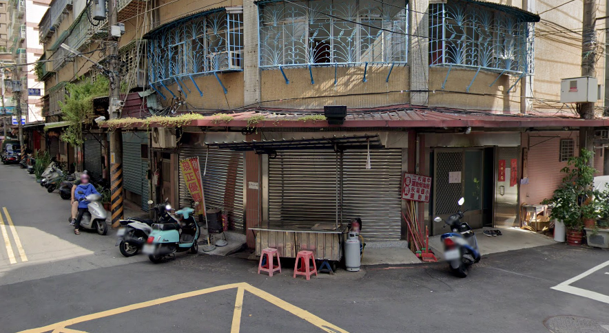 一名新北三重網友貼出美食旅遊部落客日前所介紹的連結，開玩笑表示：「主計處長應該同為三重人！」因為永福街這間佛系店家，小腸麵線真的只要20元。（圖／擷取自《Google Maps》街景）