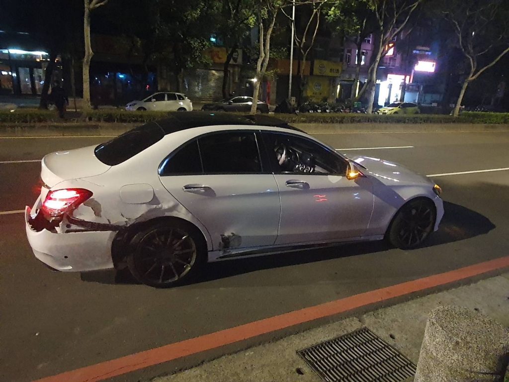 白色賓士闖紅燈擦撞車禍事故現場。（圖／警方提供）