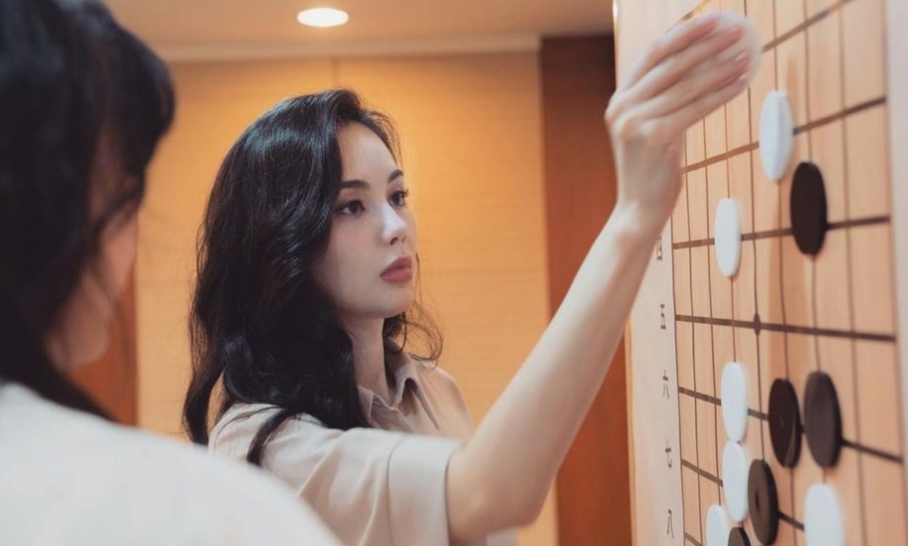 黑嘉嘉的姊姊黑萱萱高顏值引發網友熱烈討論! (圖/翻攝爆料公社)