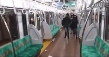東京電車內驚傳有男子隨機砍人＋縱火。（圖／翻攝自Twitter）