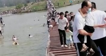 河南鄭州風景區吊橋斷裂，10多人因此掉落湖水中。（圖／翻攝自沸點視頻微博）