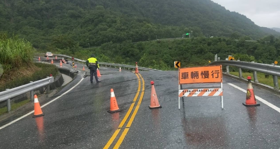 輕颱「圓規」雖未登入台灣,但挾帶的外圍環流卻帶量大量水氣,讓東台灣皆下起超大豪雨,其中以花蓮跟台東受災最為嚴重。(圖/翻攝自臉書/臺東縣警察局成功分局)