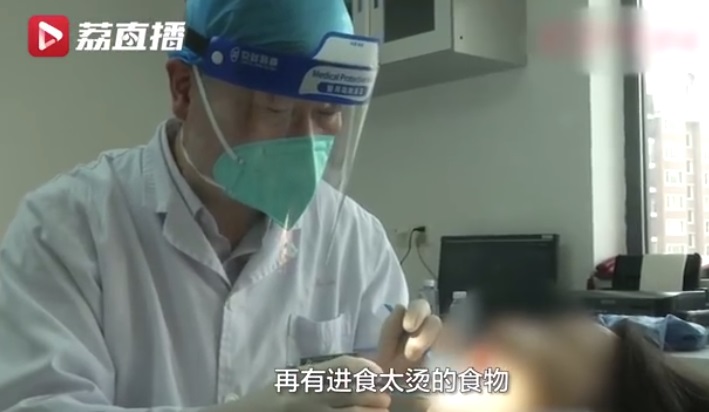 醫生發現張女舌頭是癌症中晚期。(圖/微博)