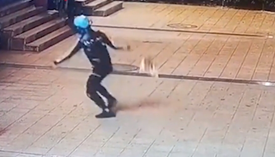 大陸一名外送男子將小貓丟置地板上,又狠狠地踩踏小貓。(圖/翻攝自「星視頻」微博)