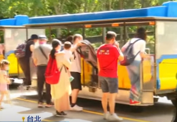 感染科醫師李秉穎指出,COVID-19症狀已從下呼吸道轉變成上呼吸道症狀,是輕症化跡象,最快3年後可望成一般流感。(圖/中天新聞)