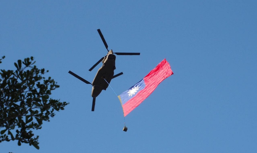 臺北市者柯文哲也現身府前，與群眾一起觀看預演。（圖／翻攝自臉書／柯文哲）