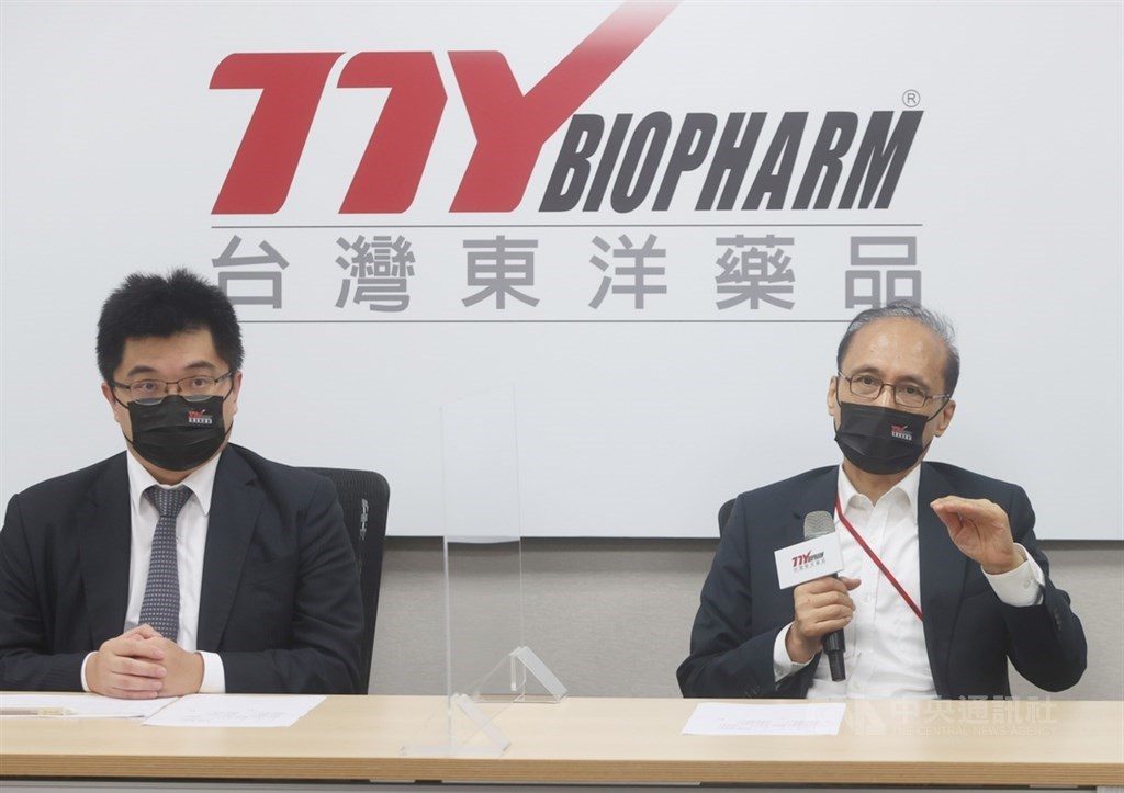 台灣東洋18日召開董事會,通過解除原任總經理施俊良(左)職務,由董事長林全(右)兼任,即日起生效。(中央社檔案照片)