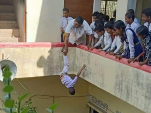 印度學校校長抓學生腳倒吊半空中訓話。（圖／翻攝自「@HinduUrjaa」Twitter）