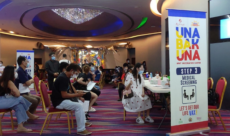截至10月10日，菲律賓COVID-19疫苗完整接種率約21.27%。圖為馬尼拉都會區一處疫苗接種站，攝於8月26日。（圖／翻攝自中央社）