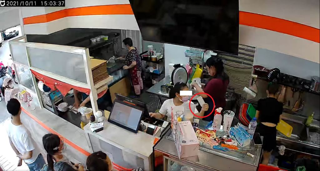 苗栗縣竹南鎮卻有一家小吃店,日前因尖峰時間人潮眾多,不小心被顧客持「去年的3倍券」充當5倍券消費。(圖/擷取自《我是頭份人》臉書)