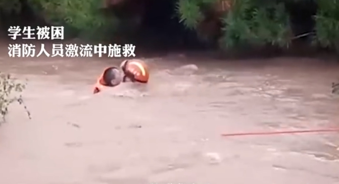 山西省暴雨,消防員下水救人。(圖/翻攝自微博)