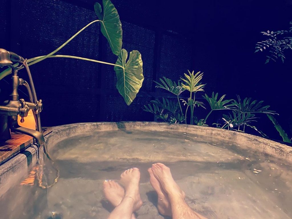 Apple和男友在放閃之際也不忘發放粉絲福利。（圖／翻攝自IG）