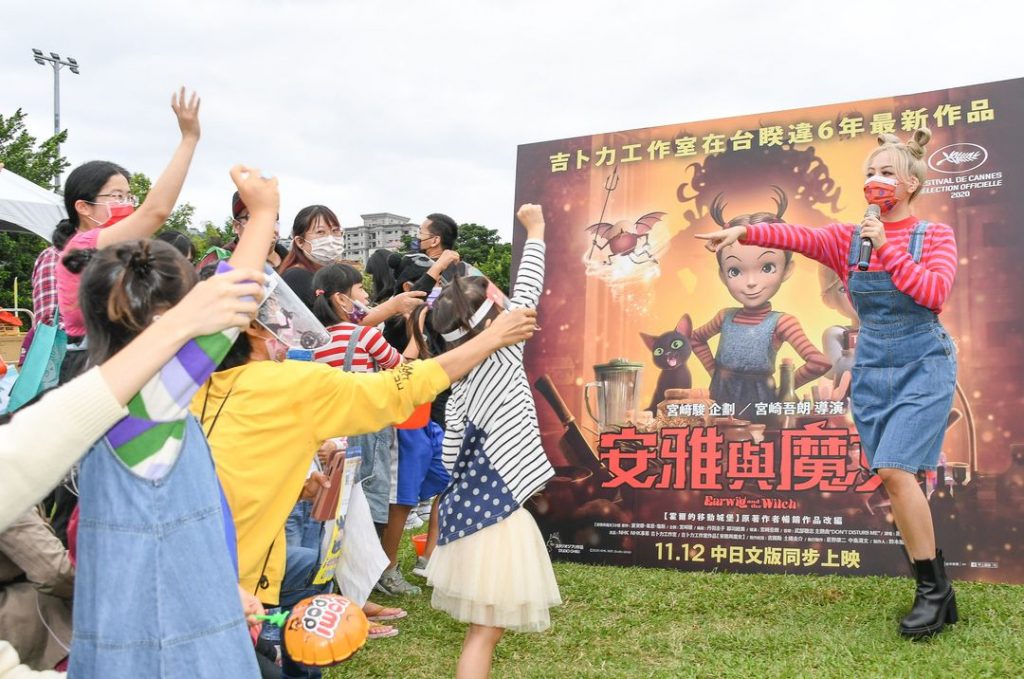 安那與小小吉卜力粉絲進行有獎徵答。（圖／甲上娛樂提供）