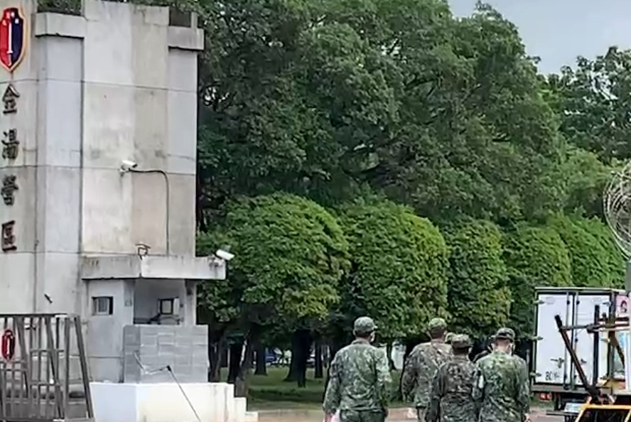 張男辦理退伍,仍在么八返家,平時便在小三家中纏綿。(圖/中天新聞)