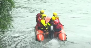 新北雙溪虎豹潭16日發生師生溺水意外，搜救隊目前還在搜救中。（圖／中天新聞）