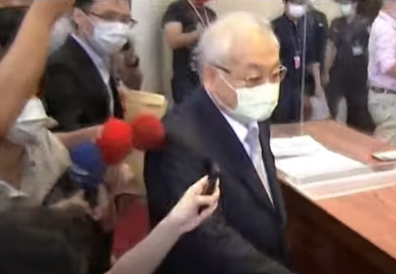 主計總處主計長於過程中被問及「一碗蚵仔麵線」多少錢時,他竟回答20元。(圖/中天新聞)