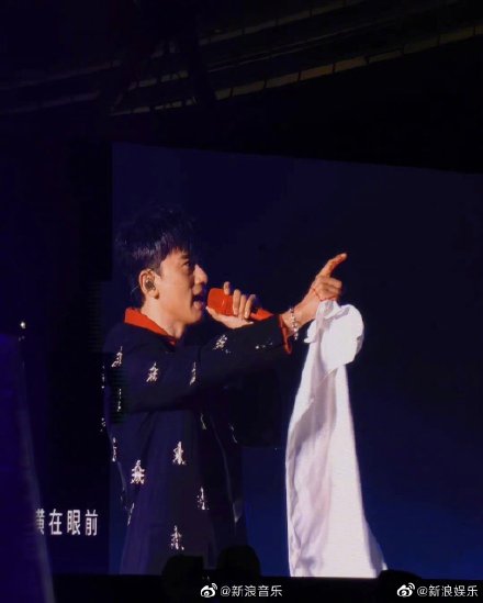 張傑在演唱會上受傷。(圖/翻攝自微博)