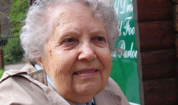 高齡83歲的老奶奶Frances Norris因護理人員疏失而活活被燙死。(圖/翻攝自「@ThamesVP」Twitter)
