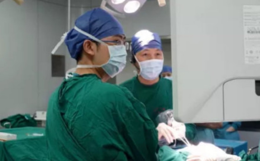 醫生手術也救不回陸女右眼。(圖/翻攝自微博)