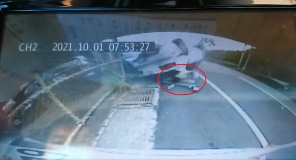 一名女性乘客在高速ˋ旋轉中被拋飛車外。截自臉書社團《重機車友 ❘ 各區路況、天氣回報中心》