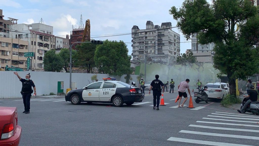 警方證實,並沒有機車騎士被大樓壓到。(圖/警方提供)