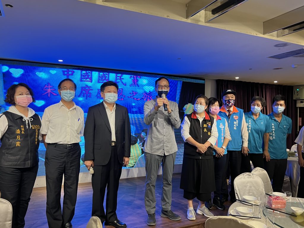 花蓮縣長徐榛蔚與立委傅崐萁都陪同朱立倫出席感恩茶會。中天新聞提供