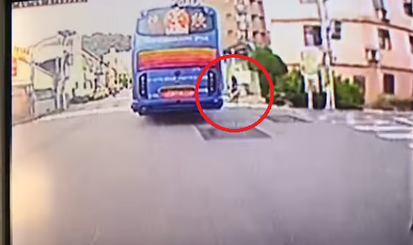 一名遊覽車司機氣喊,自己日前莫名奇妙遭騎單車的女學生控訴,他在駕車時意外撞到對方,且事後還「肇事逃逸」,所幸案發當下後方還有另一輛遊覽車,該名司機也拿著後車的行車紀錄器回擊,其實當時是女學生不要命的「咬緊遊覽車」,結果最後因單車距離「太貼近」才自撞一旁轎車。(圖/擷取自《爆廢公社公開版》臉書)