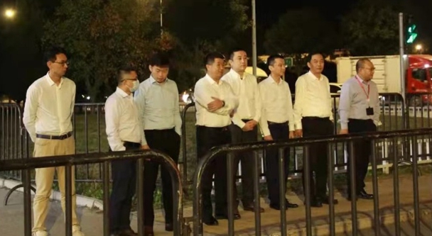高層們在冷風中罰站。（圖／翻攝自中國第一財經微信公眾號）