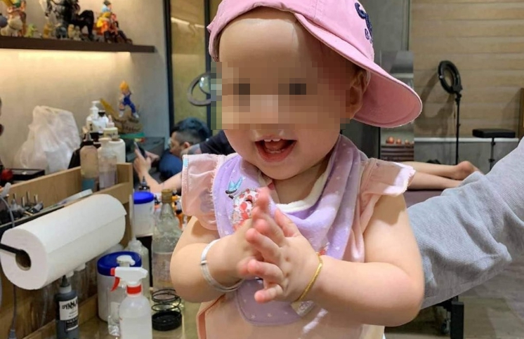 高雄市一名11的月大的女童,在蔡姓保母家摔倒送醫不治,但家屬對此質疑案情不單純。(圖/翻攝自《鳳梨吳泓逸》臉書)
