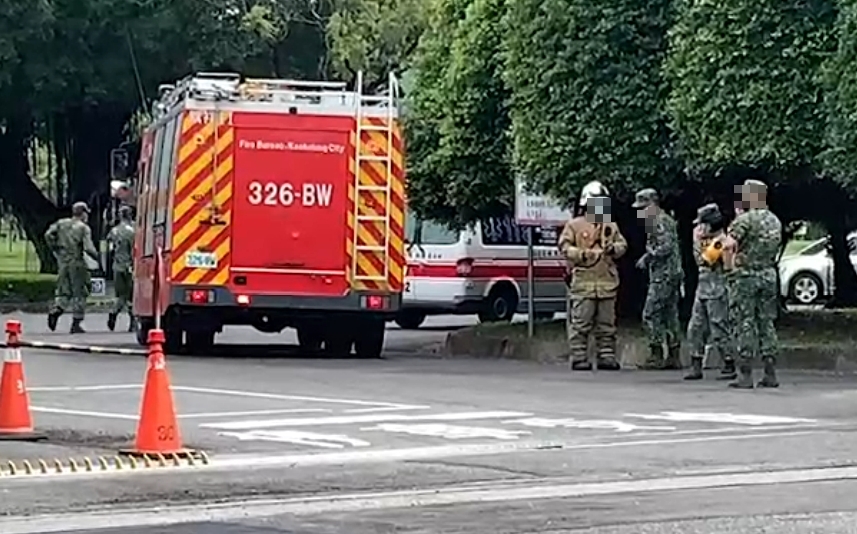 高雄市鳳山區陸軍步兵訓練指揮部暨步兵學校內的靶場,不知為何發生未爆彈爆炸意外,導致2名學生受傷。(圖/中天新聞)