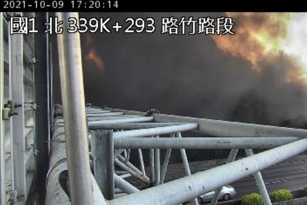 大火影響用路人視線。(圖/高公局)