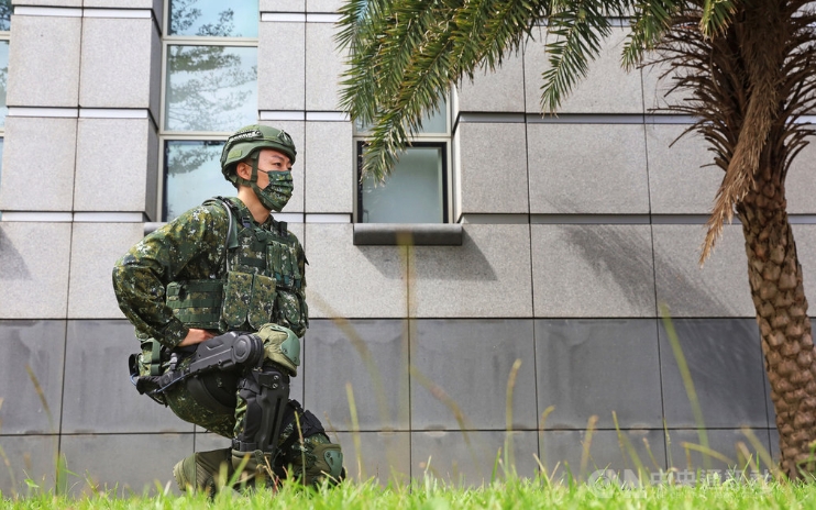 國軍野戰型外骨骼系統首度曝光,雖然暫時無法負重,但能強化肌耐力、減緩舉起重物時膝蓋的負荷。(圖/翻攝自中央社)