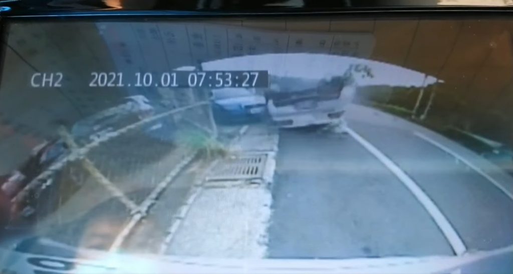 一輛賓士休旅車翻覆在地面上並高速旋轉 。截自臉書社團《重機車友 ❘ 各區路況、天氣回報中心》