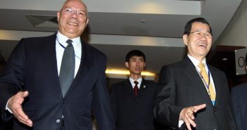 鮑爾（前左）是美國首位非裔國務卿，2008年訪台與副總統當選人蕭萬長（前右）會面。（中央社檔案照片）