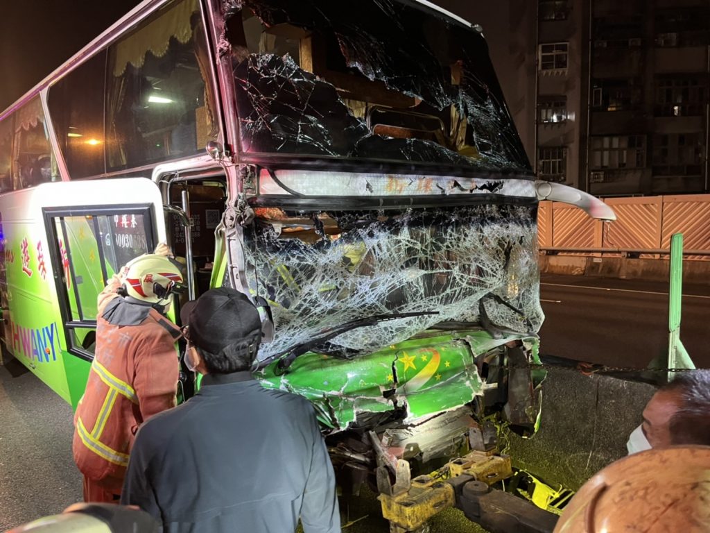 遊覽車擋風玻璃碎裂。(圖/中天新聞)