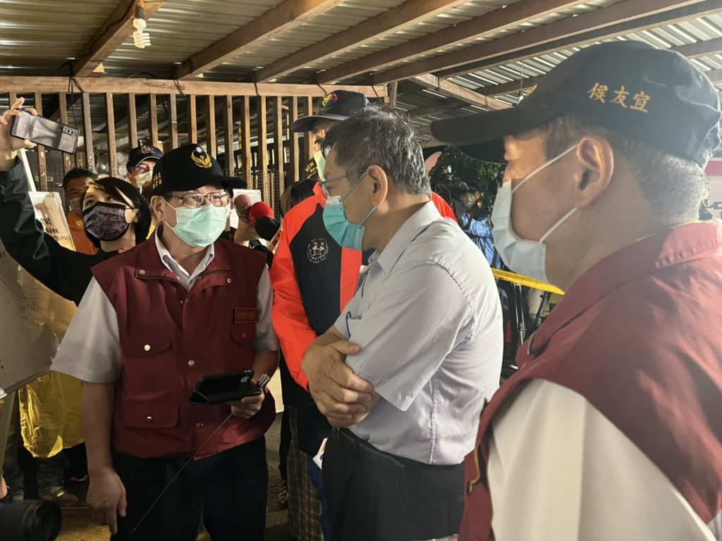 新北市長侯友宜+台北市長柯文哲稍早抵達指揮所。(圖/警方提供)