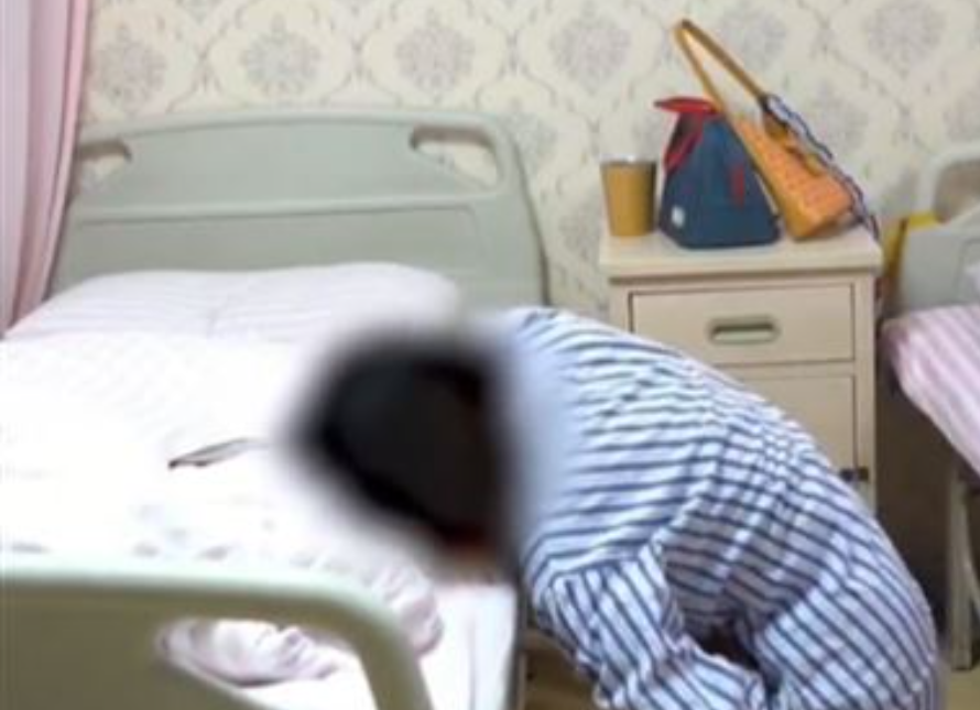 20歲女子做完人工流產,痛到趴床跪地。(圖/翻攝自微博)