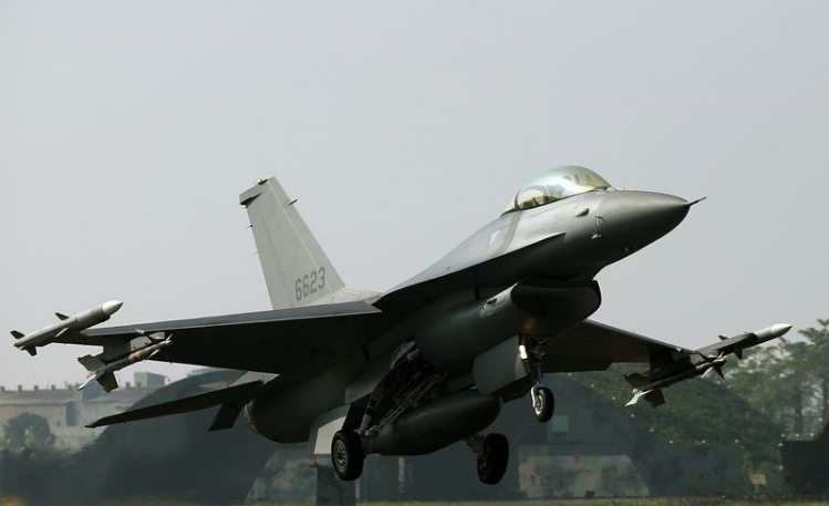 解放軍機頻繁侵擾台灣防空識別區,美媒披露,台美官員已在談提前對台交付F-16V戰機的可能。圖為F-16V同型戰機。(圖/翻攝自中央社)