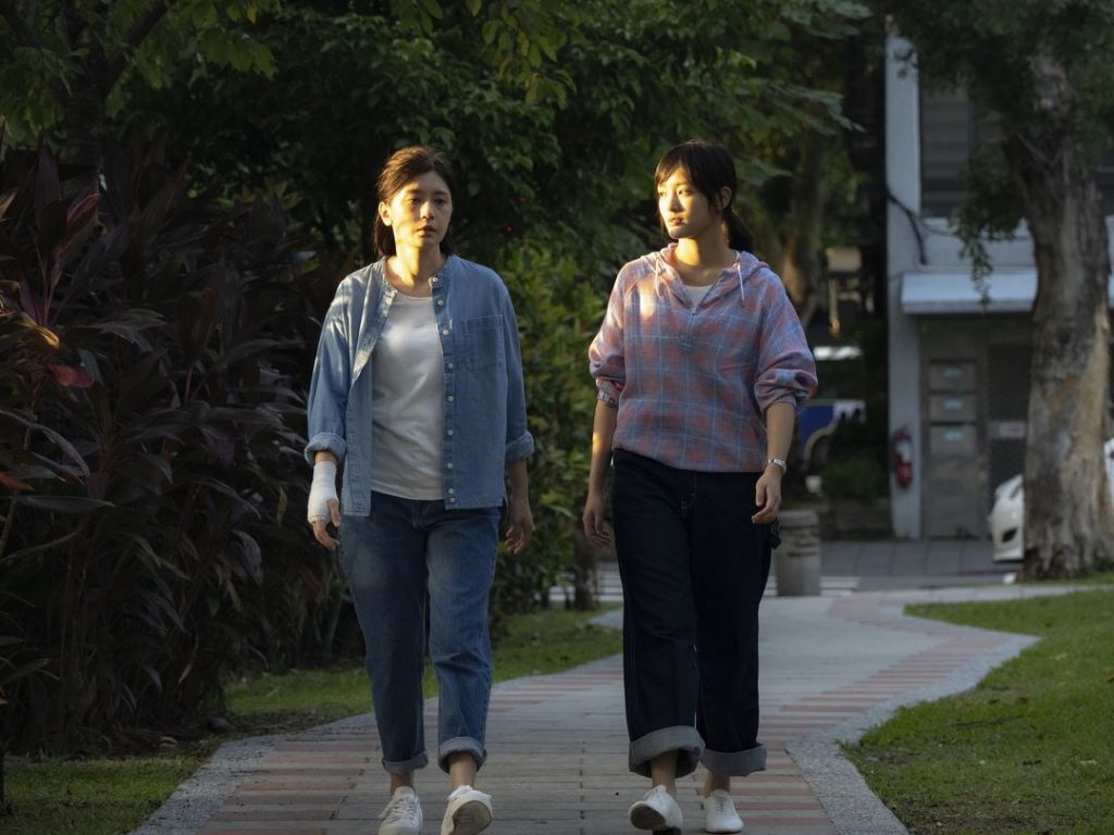 賈靜雯(左)和王淨在《瀑布》扮演母女,戲外成為無話不談的姊妹。(圖/本地風光提供)