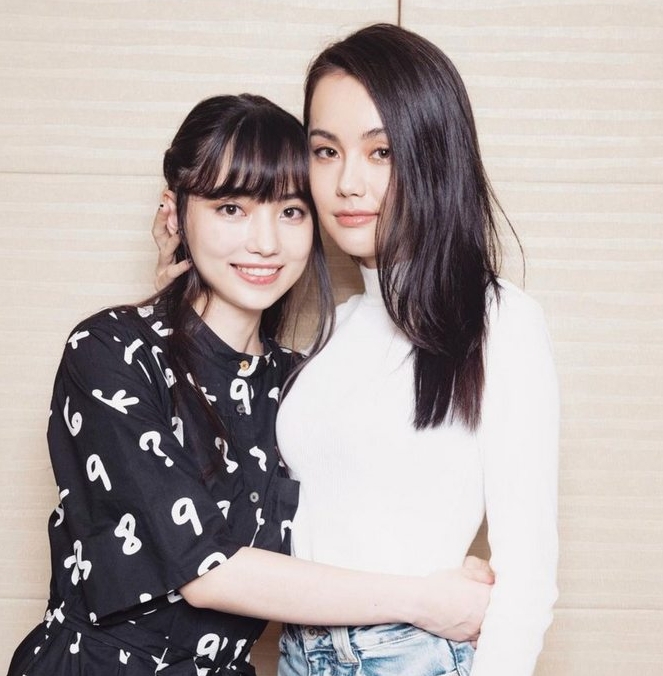 黑嘉嘉和姊姊黑萱萱姊妹情深,兩人都棋藝精湛!(圖/翻攝PTT)