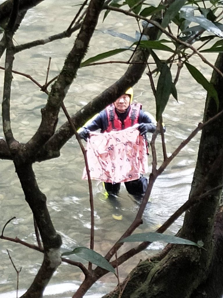 搜救隊找到劉姓女童遺失物。(圖/搜救隊提供)
