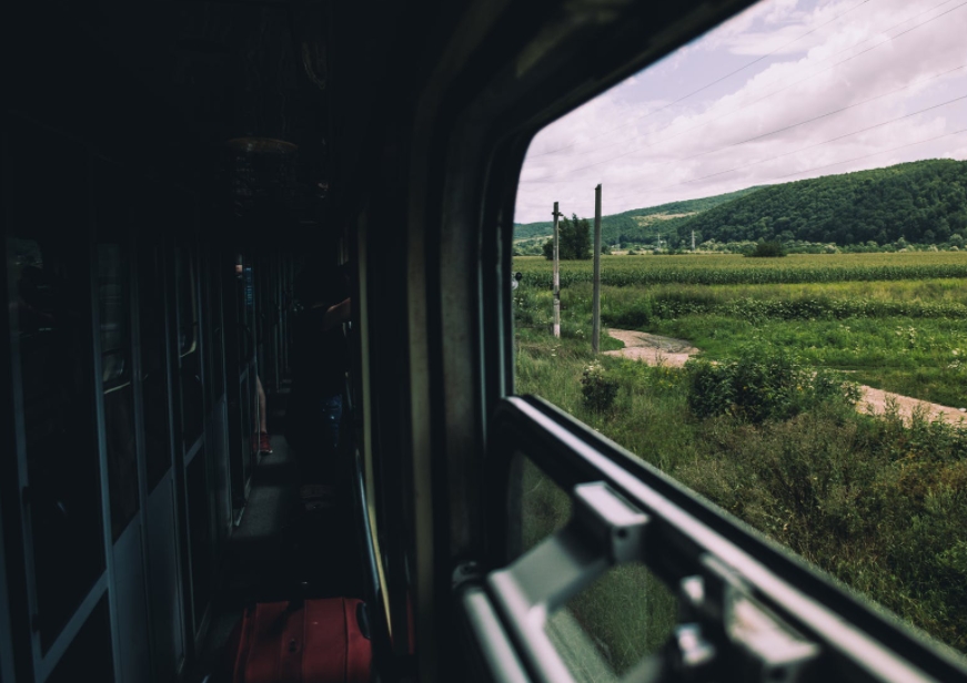 大陸一名女子搭乘臥鋪火車旅遊時,在凌晨時分遭一名陌生男子偷親。 (示意圖/翻攝自PEXELS)