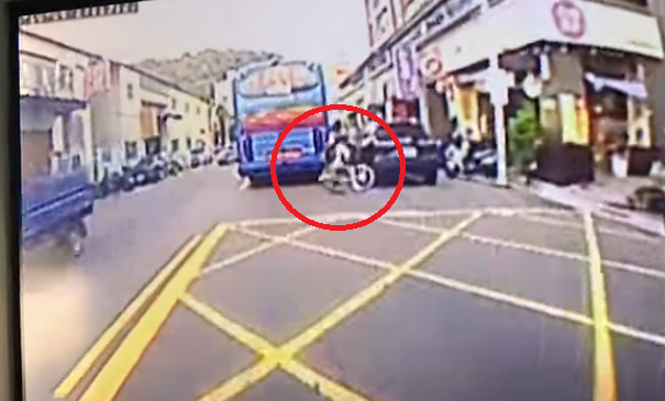 一名遊覽車司機氣喊,自己日前莫名奇妙遭騎單車的女學生控訴,他在駕車時意外撞到對方,且事後還「肇事逃逸」,所幸案發當下後方還有另一輛遊覽車,該名司機也拿著後車的行車紀錄器回擊,其實當時是女學生不要命的「咬緊遊覽車」,結果最後因單車距離「太貼近」才自撞一旁轎車。(圖/擷取自《爆廢公社公開版》臉書)