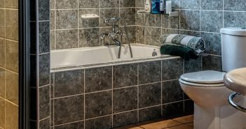 一名人妻家中明明就有好幾間浴室可使用，但婆婆卻偏要闖進主臥室洗澡，結果原因竟為「這是母子倆長久習慣」，令她崩潰！（示意圖／pixabay）